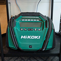 無料充電スポットとエアーコンプレッサー