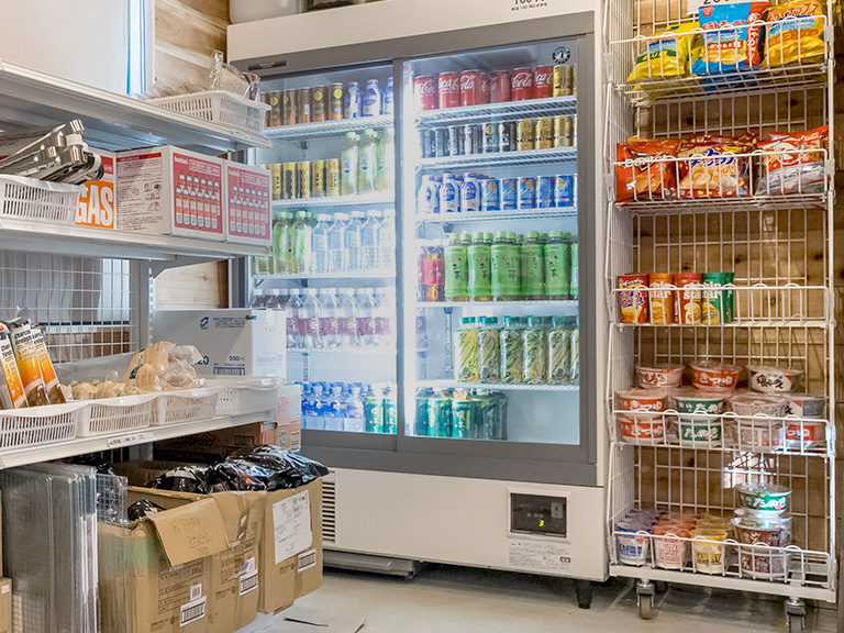 紙カップ、スプーン、フォーク